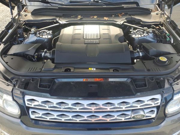 2014 LAND ROVER RANGEROVER HSE — Engine bay