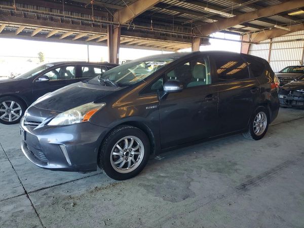 2014 TOYOTA PRIUS — Front 3/4