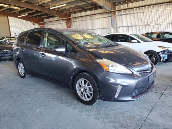 2014 TOYOTA PRIUS — Passenger 3/4