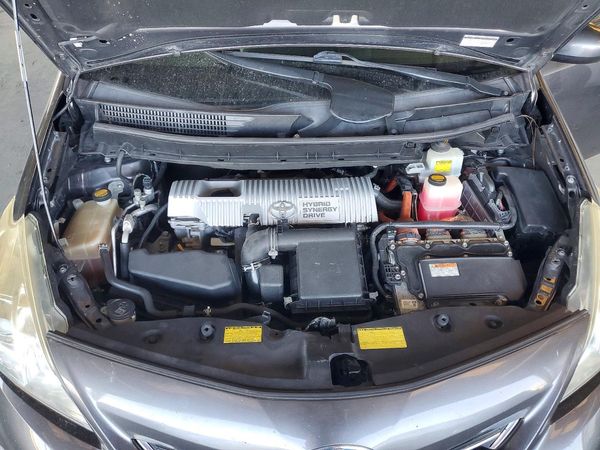 2014 TOYOTA PRIUS — Engine bay