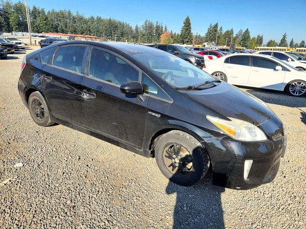 2015 TOYOTA PRIUS — Passenger 3/4
