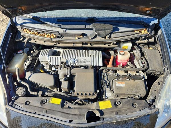 2015 TOYOTA PRIUS — Engine bay