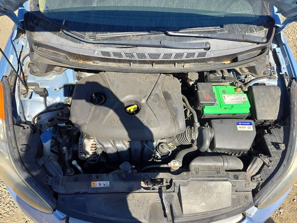 2013 HYUNDAI ELANTRA — Engine bay