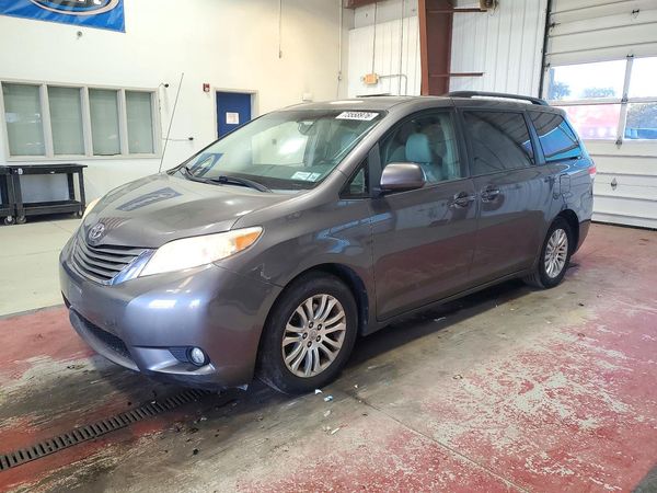 2014 TOYOTA SIENNA — Front 3/4