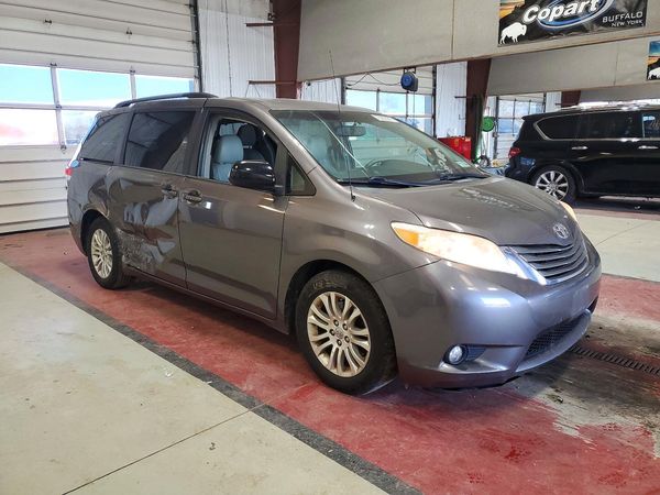 2014 TOYOTA SIENNA — Passenger 3/4