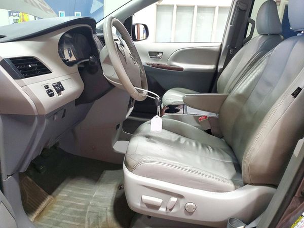 2014 TOYOTA SIENNA — DENT