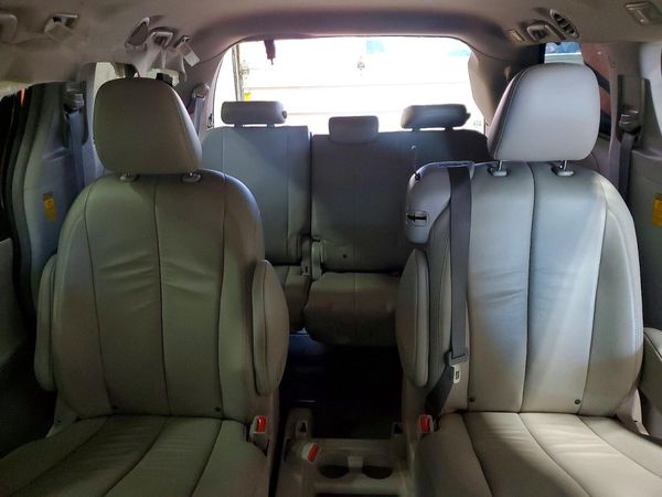 2014 TOYOTA SIENNA — SUVN