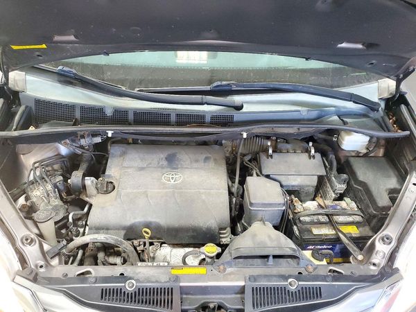 2014 TOYOTA SIENNA — Engine bay