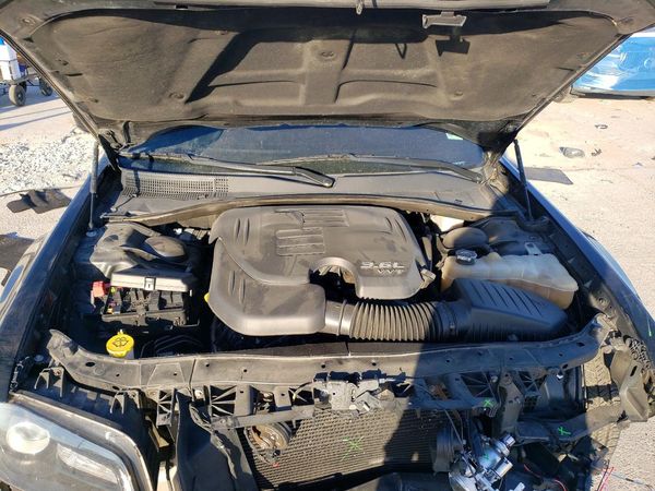 2020 CHRYSLER 300 300S — Engine bay