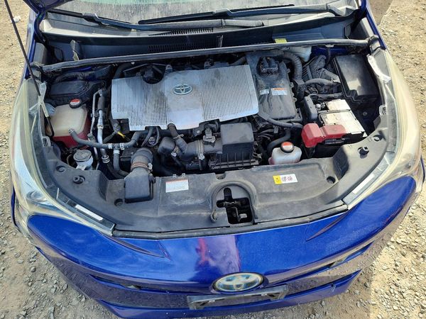 2016 TOYOTA PRIUS — Engine bay