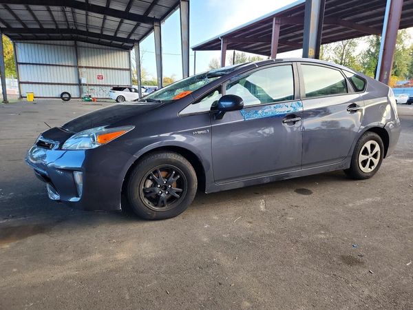 2015 TOYOTA PRIUS — Front 3/4