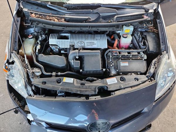 2015 TOYOTA PRIUS — Engine bay