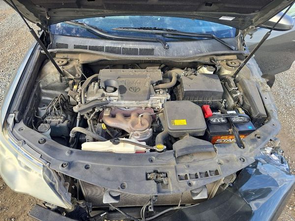 2014 TOYOTA CAMRY — Engine bay