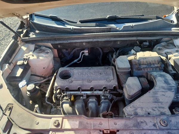 2012 KIA SORENTO GL(Middle-low grade) — Engine bay
