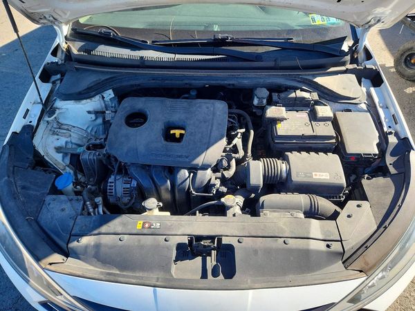 2019 HYUNDAI ELANTRA SE — Engine bay