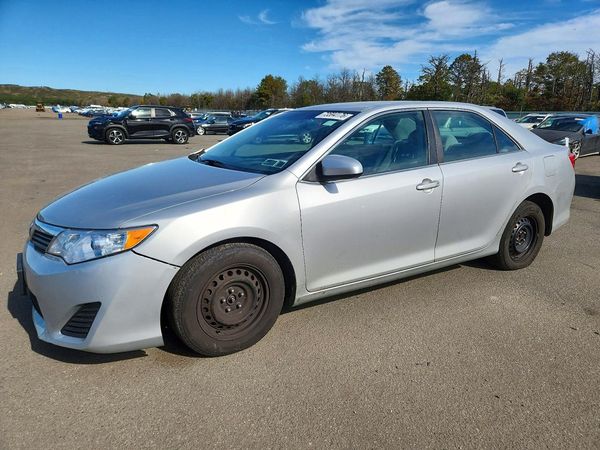 2014 TOYOTA CAMRY — Front 3/4
