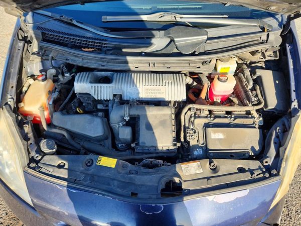 2015 TOYOTA PRIUS — Engine bay