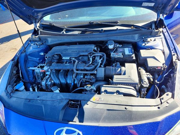 2023 HYUNDAI ELANTRA SE — Engine bay