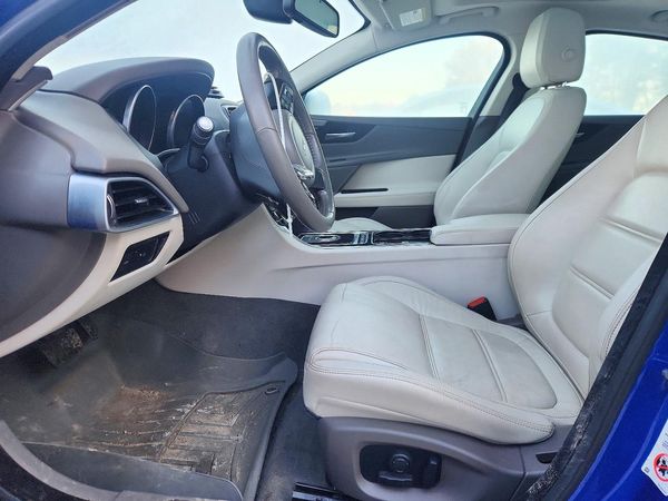 2017 JAGUAR XE Prestige — DENT