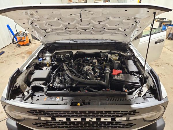 2025 FORD BRONCO Badlands — Engine bay