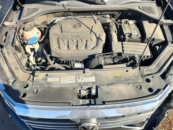 2020 VOLKSWAGEN PASSAT SE — Engine bay