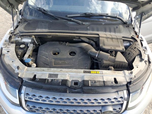 2016 LAND ROVER RANGEROVER SE — Engine bay
