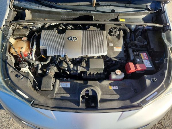 2018 TOYOTA PRIUS — Engine bay