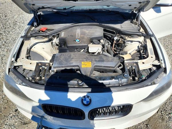 2013 BMW 328 xDrive — Engine bay