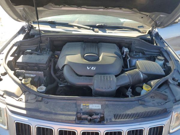 2014 JEEP CHEROKEE Limited — Engine bay