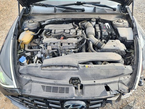 2021 HYUNDAI SONATA Limited — Engine bay
