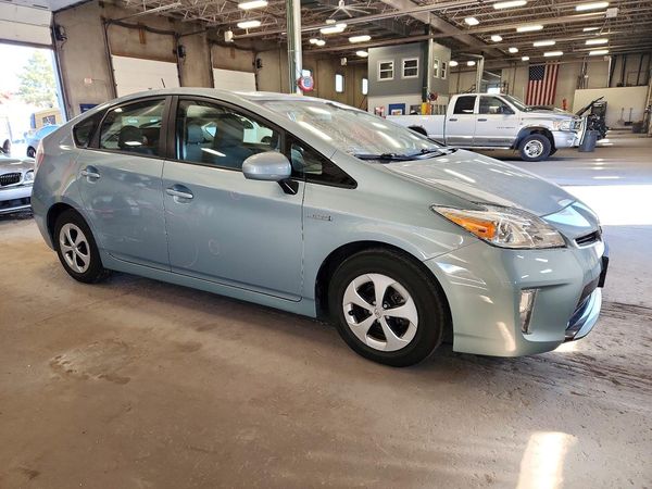 2013 TOYOTA PRIUS — Passenger 3/4