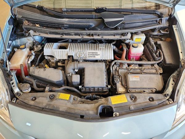 2013 TOYOTA PRIUS — Engine bay