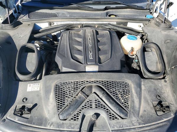 2015 PORSCHE MACAN — Engine bay