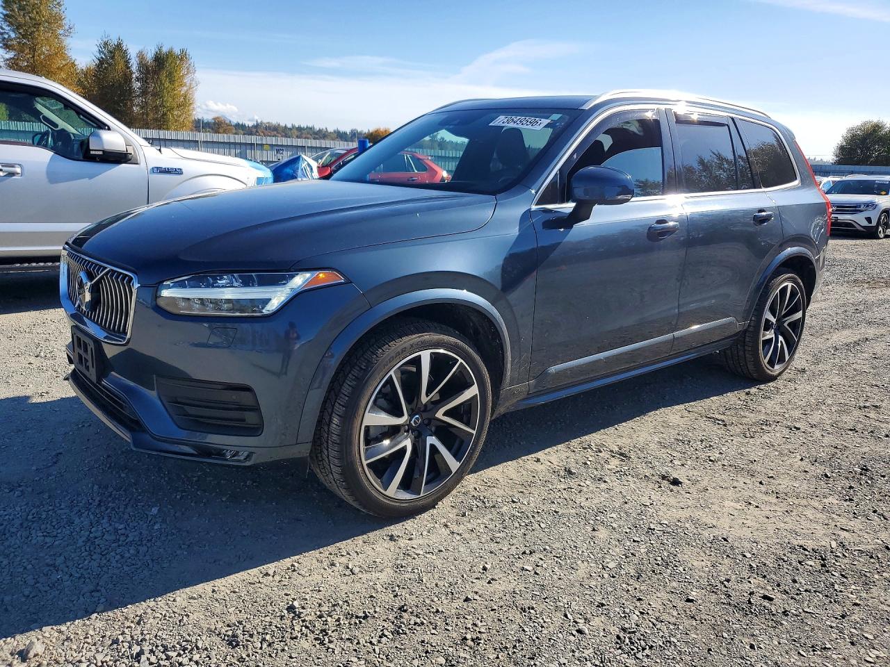 2021 VOLVO XC90 Momentum — Front 3/4