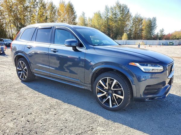 2021 VOLVO XC90 Momentum — Passenger 3/4