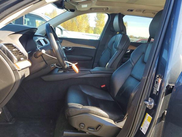 2021 VOLVO XC90 Momentum — DENT
