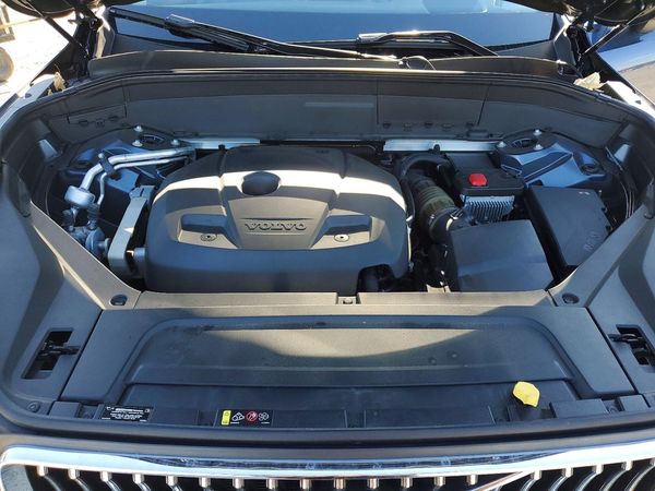 2021 VOLVO XC90 Momentum — Engine bay