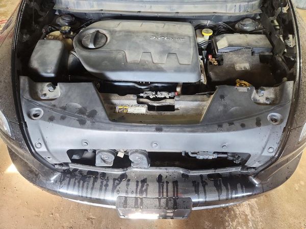 2014 JEEP CHEROKEE LATITUDE 4X4 — Engine bay