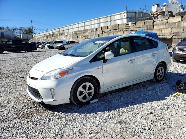 2013 TOYOTA PRIUS — Front 3/4
