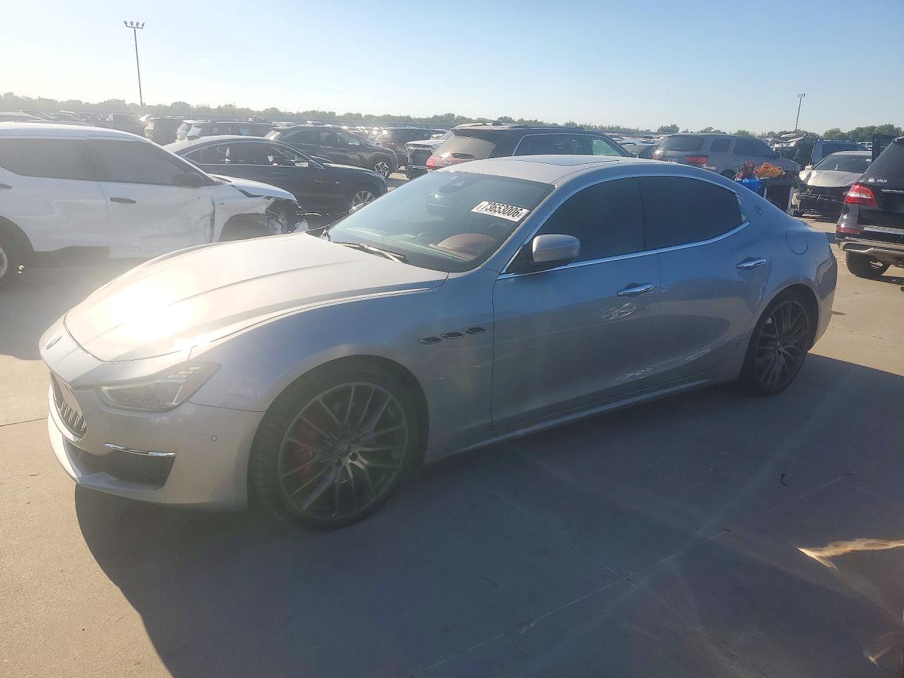2018 MASERATI GHIBLI Luxury — Front 3/4