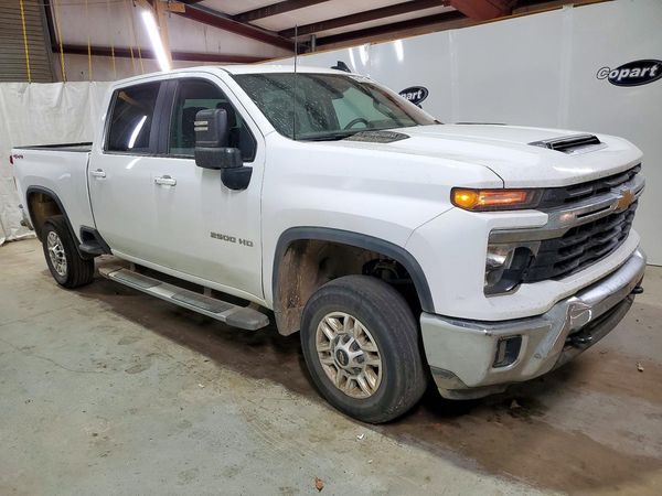 2025 CHEVROLET SILVERADO LT — Passenger 3/4