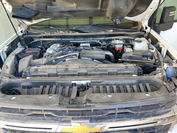2025 CHEVROLET SILVERADO LT — Engine bay
