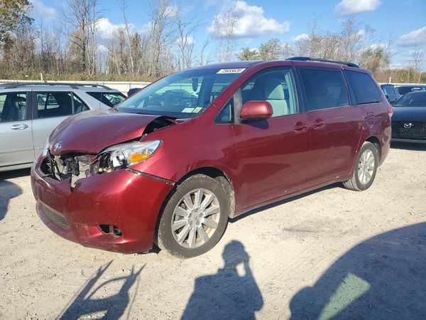 2013 TOYOTA SIENNA — DSFA — Front 3/4