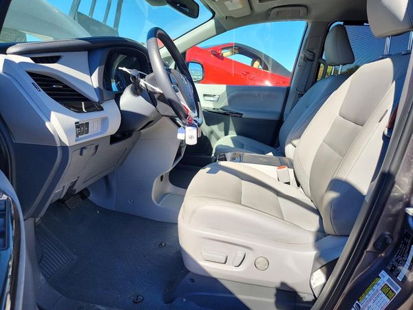 2020 TOYOTA SIENNA Q grade — DENT