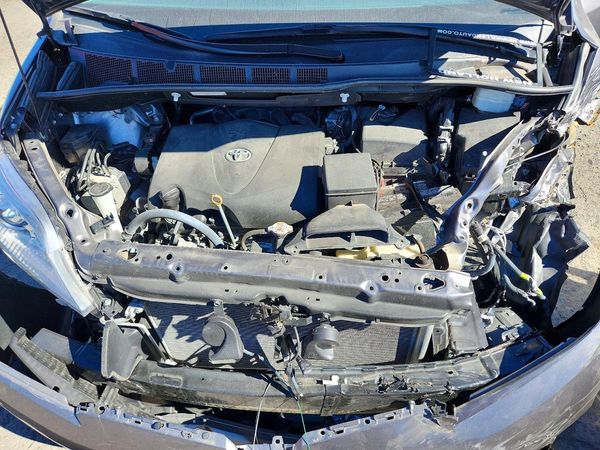 2020 TOYOTA SIENNA Q grade — Engine bay