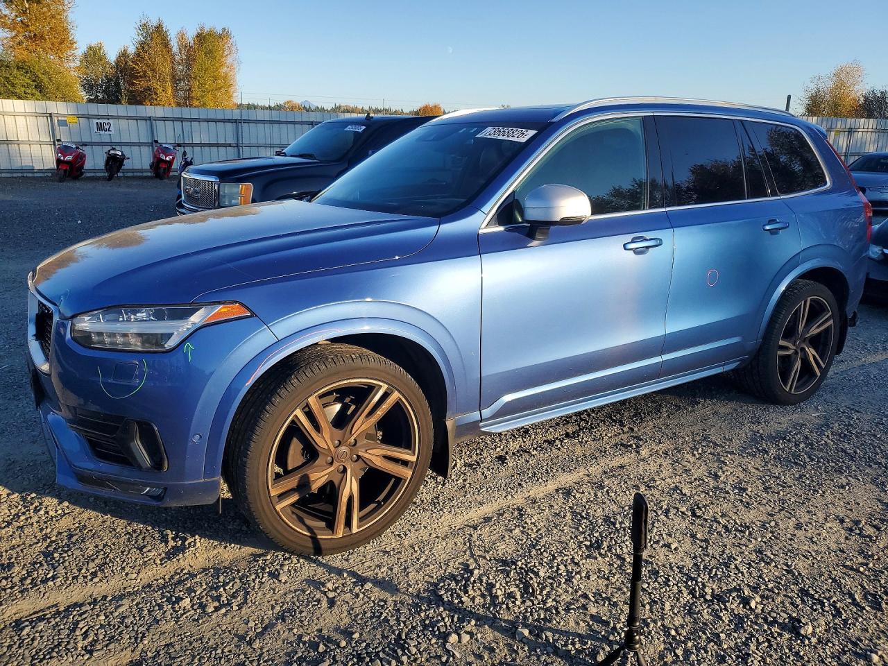 2017 VOLVO XC90 R-Design — Front 3/4
