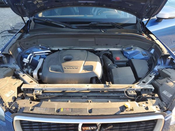 2017 VOLVO XC90 R-Design — Engine bay