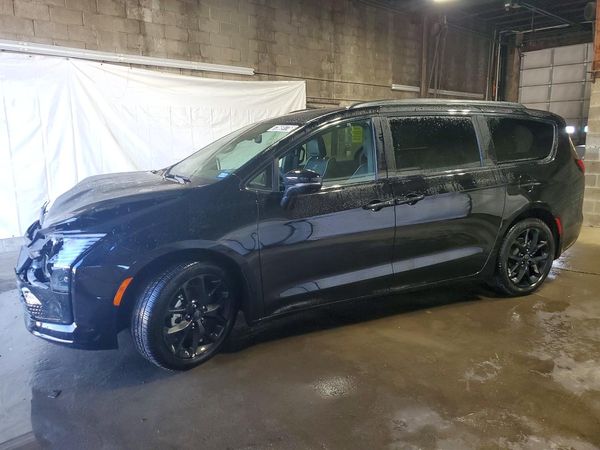2027 CHRYSLER PACIFICA Limited — Front 3/4