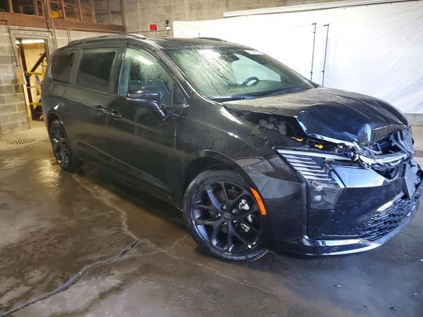 2027 CHRYSLER PACIFICA Limited — Passenger 3/4