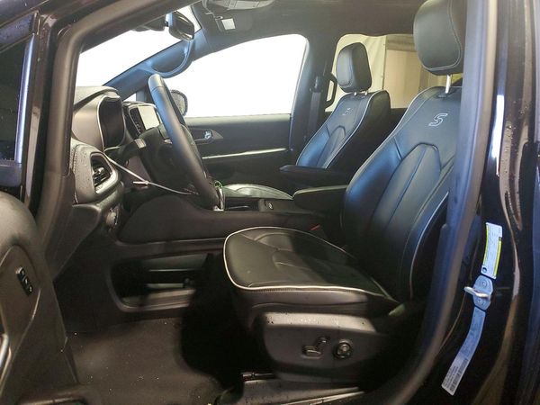 2027 CHRYSLER PACIFICA Limited — DENT
